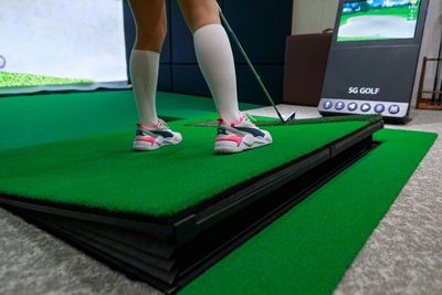 実際のアンジュレーションに応じて傾斜プレートが動きますので、実践的な練習が可能です - 【完全個室インドアゴルフ練習場】プリサイズゴルフラボ新宿御苑前 完全個室、40平米の室内ゴルフ練習場：傾斜プレートで実践的練習の室内の写真