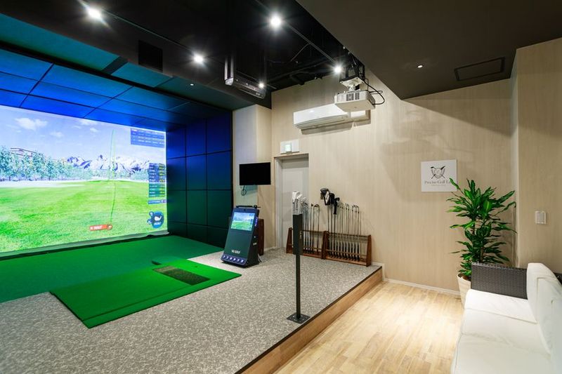 ゆったりソファ付、完全個室で練習可能 - 【完全個室インドアゴルフ練習場】プリサイズゴルフラボ新宿御苑前 完全個室、40平米の室内ゴルフ練習場：傾斜プレートで実践的練習の室内の写真