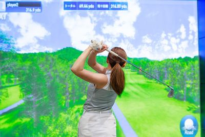 グラフィックが非常に良いので、あきずに楽しく練習ができます - 【完全個室インドアゴルフ練習場】プリサイズゴルフラボ新宿御苑前 完全個室、40平米の室内ゴルフ練習場：傾斜プレートで実践的練習の室内の写真