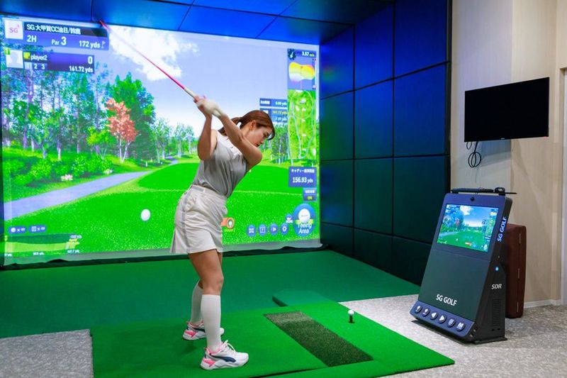 完全個室、40平米の室内ゴルフ練習場：傾斜プレートで実践的練習 - 【完全個室インドアゴルフ練習場】プリサイズゴルフラボ新宿御苑前