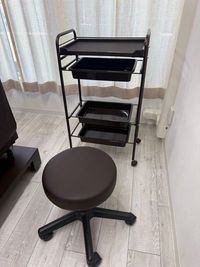 高さ調節可能スツール＆ワゴンも完備 - シェアサロン★Eye Beauty M 新宿店 NEW★駅近2分★シェアサロンEye Beauty M 新宿店　の室内の写真