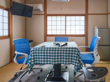 5名までお使い頂けます。ネットテレビ(モニター)、ミニ冷蔵庫完備 - ゲストスペース634庵 オープンスペースの室内の写真