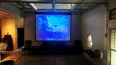100インチスクリーンで映像やプレゼンも思いのまま。イベントや映画鑑賞、パーティーに最適 - カソウ空間 古民家まるごと｜趣味・撮影・ママ会・控室完備の設備の写真