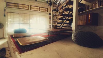 靴を脱いでゆったりくつろげる小上がりスペース。交流やパーティーにもぴったり - カソウ空間 【彦根・多賀】古民家一棟丸ごと貸切！会議・撮影・教室拠点・推し活の室内の写真