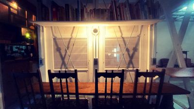 静かに集中できるカウンター席。少人数でのワークや読書、PC作業にぴったり - カソウ空間 【彦根・多賀】古民家一棟丸ごと貸切！会議・撮影・教室拠点・推し活の室内の写真