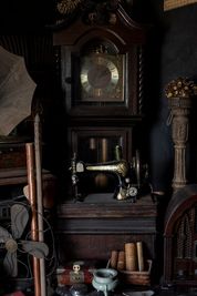 骨董品が彩るエントランス。落ち着いた雰囲気の中で、パーティーやイベント前のひとときを演出 - カソウ空間 【彦根・多賀】古民家一棟丸ごと貸切！会議・撮影・教室拠点・推し活の入口の写真