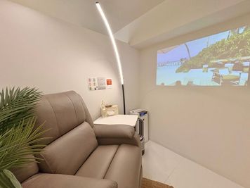 spaceB：リクライニングチェアはソファ状まで（ベット状にできません） - リゾートサロン SHHHH... リゾートサロン SHHHH… spaceB用の室内の写真