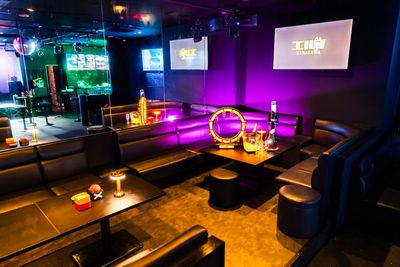 VIP席も完備 - バーエルフ金沢 音響、照明、モニター、カラオケ等充実したイベントレンタルスペースの設備の写真