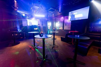 バーエルフ金沢 音響、照明、モニター、カラオケ等充実したイベントレンタルスペースの室内の写真