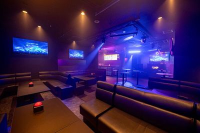 バーエルフ金沢 音響、照明、モニター、カラオケ等充実したイベントレンタルスペースの室内の写真