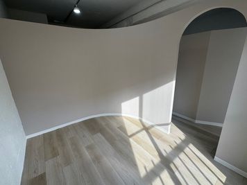 まだ何もない置いていない個室スペースなので自由な用途で使っていただけます。 - Anhamia.