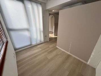 まだ何もない置いていない個室スペースなので自由な用途で使っていただけます。四角い間取りなので使いやすいと思います。 - Anhamia.