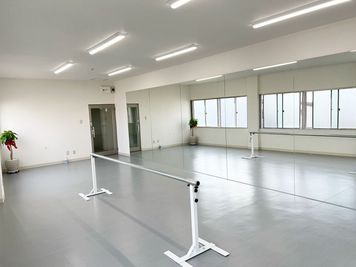 バレエバー2本有。デッキ有（CD、Bluetooth） - Elegant Ballet Studio Elegant Ballet Studio （定期利用も大歓迎）の室内の写真
