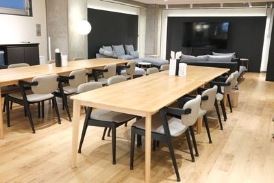 テーブル席は全16席
（追加オプションチェア有） - IROHA鳥越蔵前 レンタルスペースの室内の写真