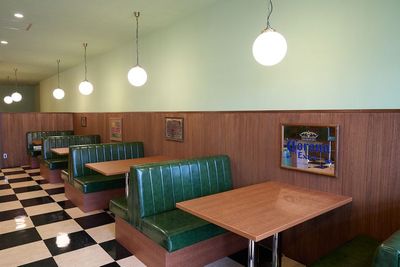 4人掛けのBOXソファ席 -  E.G.DINER 成田山表参道 アメリカンダイナーのレンタルスペースの設備の写真