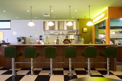 バー、カウンター席 -  E.G.DINER 成田山表参道 アメリカンダイナーのレンタルスペースの設備の写真
