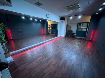 GALAXYダンススタジオ イベントスペースの室内の写真