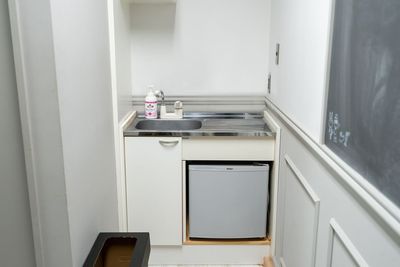 シンクと小型の冷蔵庫がございます - Chill-Spot 新栄店 Chill-Spot レンタルスペース 新栄町の設備の写真