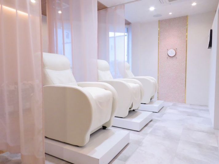 清潔感あふれる空間でゆっくり施術できます！ - minoriba_佐賀駅南口店 レンタルサロン マツエクルームの室内の写真