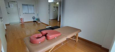 マッサージベッド、枕、胸当ても利用可能 - ユーテラス高取 定期利用におススメ！ジム兼スタジオの広々レンタルスペースの室内の写真
