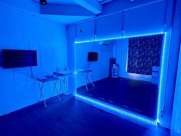 縦180cm横80cm三枚、鏡の周りが七色に輝き散らかします♪幻想的なピッカピカ光に包まれて全集中です✨ - ハルのお気軽ちょい練スタジオ　お気軽スペースHARU ハルのお気軽ちょい練スタジオ　天文館樋之口町　お気軽スペースハルの室内の写真