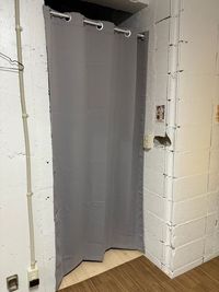 音を軽減する防音用のカーテンです、是非閉めてご利用ください🙏 - ハルのお気軽ちょい練スタジオ　お気軽スペースHARU ハルのお気軽ちょい練スタジオ　天文館樋之口町　お気軽スペースハルの室内の写真