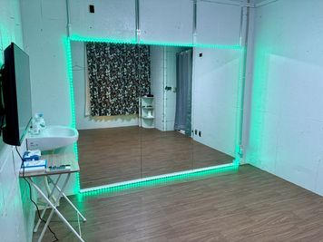 鏡まわりは様々な色にライトアップ！気分が上がるプライベート空間で、もっと楽しく全集中✨
 - ハルのお気軽ちょい練スタジオ　お気軽スペースHARU ハルのお気軽ちょい練スタジオ　天文館樋之口町　お気軽スペースハルの室内の写真