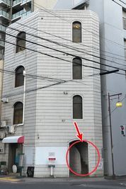 建物の外観です。赤い丸の入り口からお入りください。 - ハルのお気軽ちょい練スタジオ　お気軽スペースHARU ハルのお気軽ちょい練スタジオ　天文館樋之口町　お気軽スペースハルの外観の写真