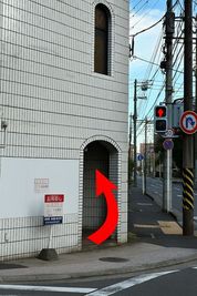 矢印方向に入っていただき、階段を上がってください。 - ハルのお気軽ちょい練スタジオ　お気軽スペースHARU ハルのお気軽ちょい練スタジオ　天文館樋之口町　お気軽スペースハルの外観の写真