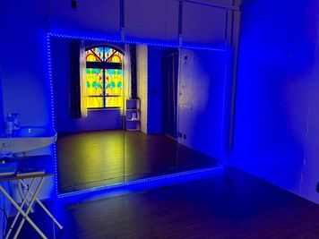 鏡越しに映るステンドグラスも素敵です✨ - ハルのお気軽ちょい練スタジオ　お気軽スペースHARU ハルのお気軽ちょい練スタジオ　天文館樋之口町　お気軽スペースハルの室内の写真