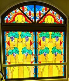 カーテンを全開にしたら、ステンドグラスが素敵です。 - ハルのお気軽ちょい練スタジオ　お気軽スペースHARU ハルのお気軽ちょい練スタジオ　天文館樋之口町　お気軽スペースハルの外観の写真