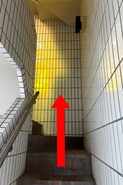 このまま階段を上がり2階へどうぞ♪
 - ハルのお気軽ちょい練スタジオ　お気軽スペースHARU ハルのお気軽ちょい練スタジオ　天文館樋之口町　お気軽スペースハルの入口の写真