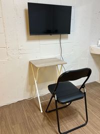 モニターとデスクをご用意しております。ちょっとした作業にどうぞ♬
 - ハルのお気軽ちょい練スタジオ　お気軽スペースHARU ハルのお気軽ちょい練スタジオ　天文館樋之口町　お気軽スペースハルの設備の写真