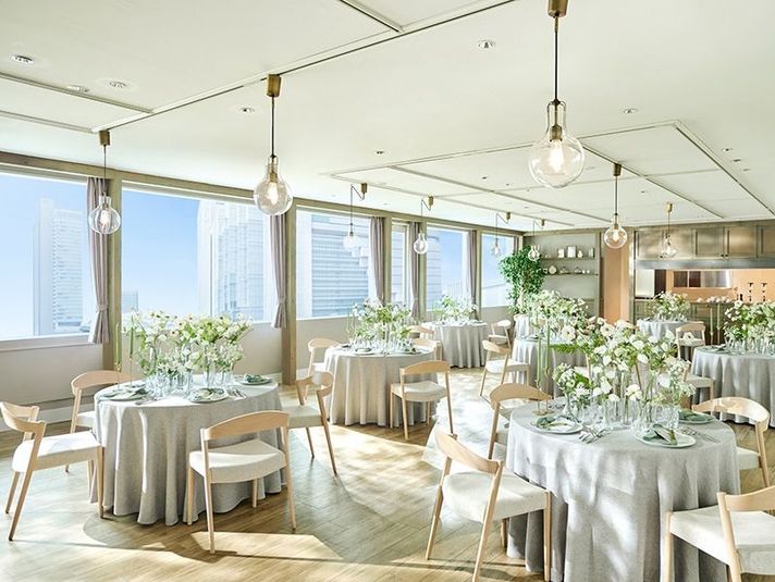 結婚式場 チャペル・ド・コフレ 【イベント・撮影に／60名着席】オープンキッチン付きパーティ会場の室内の写真