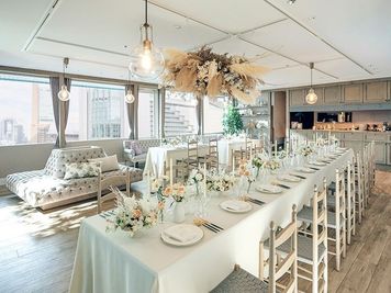 結婚式場 チャペル・ド・コフレ 【イベント・撮影に／60名着席】オープンキッチン付きパーティ会場の室内の写真