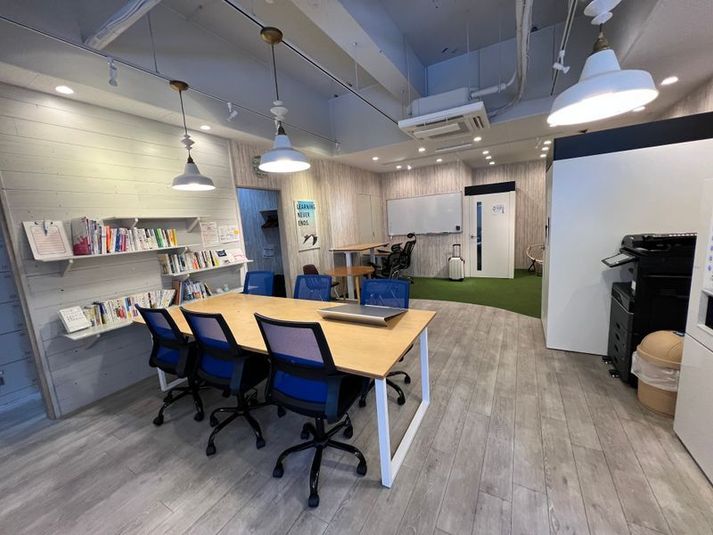 勉強カフェ大阪江坂 個室ブース直予約 (B-Room) - 勉強カフェ大阪江坂ローソン店内