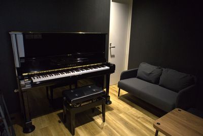 青葉台駅徒歩３分！7.88㎡/アップライトピアノ備え付きの音楽スタジオ　楽器や歌の練習・レッスン・配信にご使用いただけます。 - ルービー青葉台