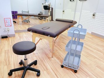 施術に必要なものを棚に置いてご利用できます - プライベートサロンくろねこスタジオ 【JR大森駅東口徒歩6分】プライベートサロンくろねこスタジオの設備の写真