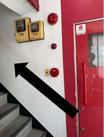 赤い扉の横を見上げると - Studio Relier 自由が丘店の室内の写真