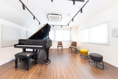 防音対策済み！
スタンウェイピアノ完備の演奏ルーム - Allegro 新橋・虎ノ門 【新橋・虎ノ門エリア】　楽器演奏可の多目的スペースの室内の写真