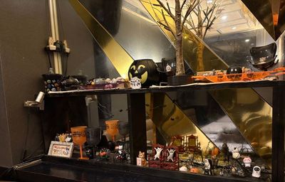 BAR ATHENA ※猫グッズも充実の室内の写真