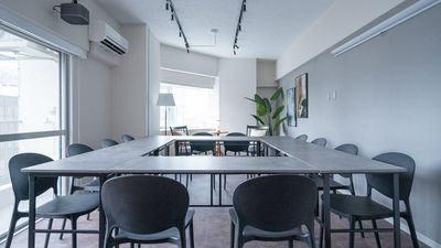会議で12名着席パターン - アジュール新大阪 【貸会議室】アジュール新大阪の室内の写真