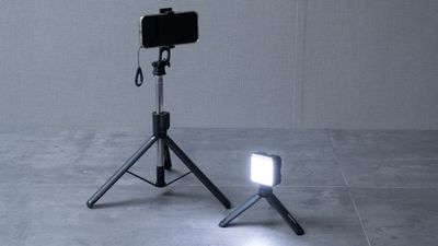 スマホスタンド(三脚)　コンパクト照明
＊スマホはついておりません - アジュール新大阪 【貸会議室】アジュール新大阪の室内の写真