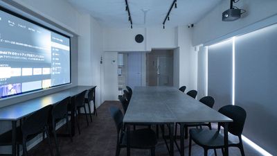 高性能プロジェクターで、映像や音楽もばっちり！ - アジュール新大阪 【貸会議室】アジュール新大阪の室内の写真