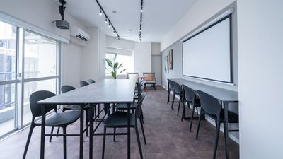 自然光たっぷり入るので気持ちがいいです！
右側の机を荷物置きとしてもご利用いただけます！ - アジュール新大阪 【貸会議室】アジュール新大阪の室内の写真