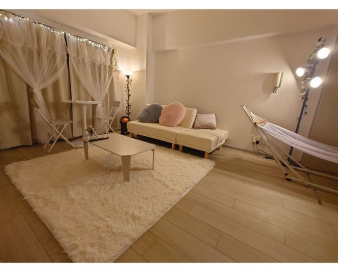 白を基調とした、緑と照明の多いお部屋です🌳✨
パーティー・デート・サロン・ビジネスなど、いろいろな用途に対応しております🏠 - Vivace宇都宮 レンタルルーム＆レンタルサロン＆貸会議室の室内の写真