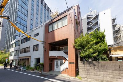 レンガ造りの建物の2階が弊施設になります！ - Allegro 新橋・虎ノ門 【新橋・虎ノ門エリア】　楽器演奏可の多目的スペースの外観の写真