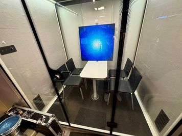 四谷三丁目「Mo4ca(モシカ）」 四谷三丁目「Mo4ca(モシカ）」防音室最大4名までの室内の写真