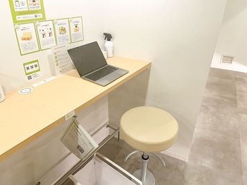 FEEEP 恵比寿西口店 FEEEP恵比寿店｜定員1名ハイカウンター席｜部屋番号3(C)の室内の写真