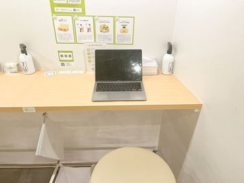 FEEEP 恵比寿西口店 FEEEP恵比寿店｜定員1名ハイカウンター席｜部屋番号3(C)の室内の写真